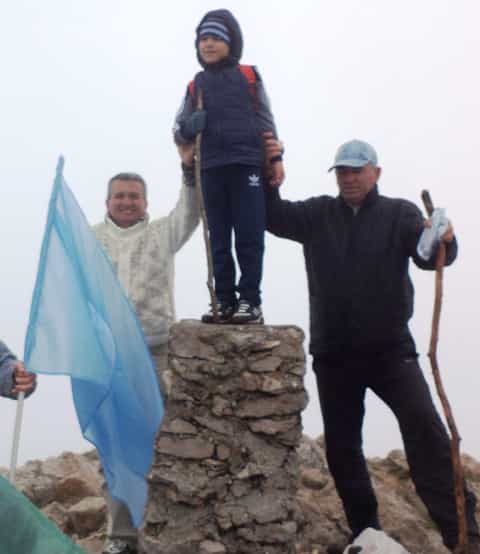 Самый юный семилетний Али Аблаев взошел на вершину со своим дедом членом правления Милли Фирка Ильми Аблаевым и бабушкой Заремой 
