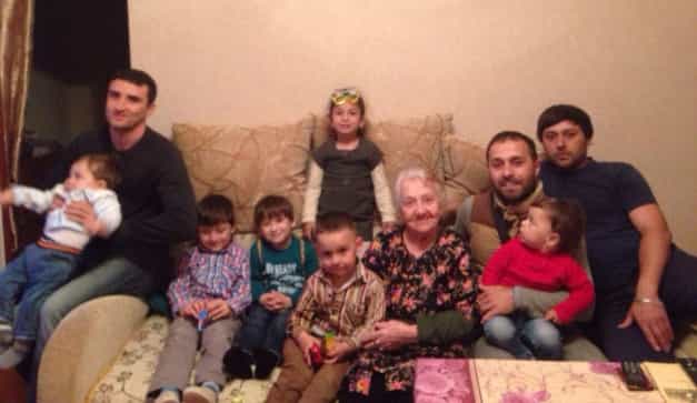  Лейля Муждабаевна Муртазаева с внуками (слева направо Марлен, Нариман, Энвер) и правнуками