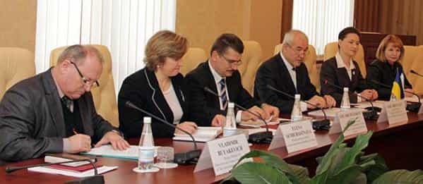 В Крыму необходимо решить ряд социально-экономических вопросов. Об этом заявил Президент Консультативного комитета Рамочной конвенции о защите национальных меньшинств при Совете Европы Райнер Хофманн в ходе встречи с заместителем Председателя Совета министров АРК Азизом Абдуллаевым