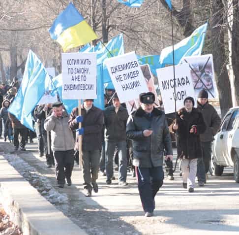 В Симферополе около 300 представителей общественной организации &laquo;Поколение Крым&raquo; провели протестный митинг возле здания меджлиса
