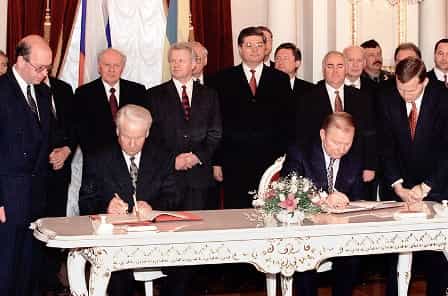 В мае 1997 года президенты Борис Ельцин и Леонид Кучма поставили свои подписи под 41-й статьей «Договора о дружбе, сотрудничестве и партнерстве между Российской Федерацией и Украиной»